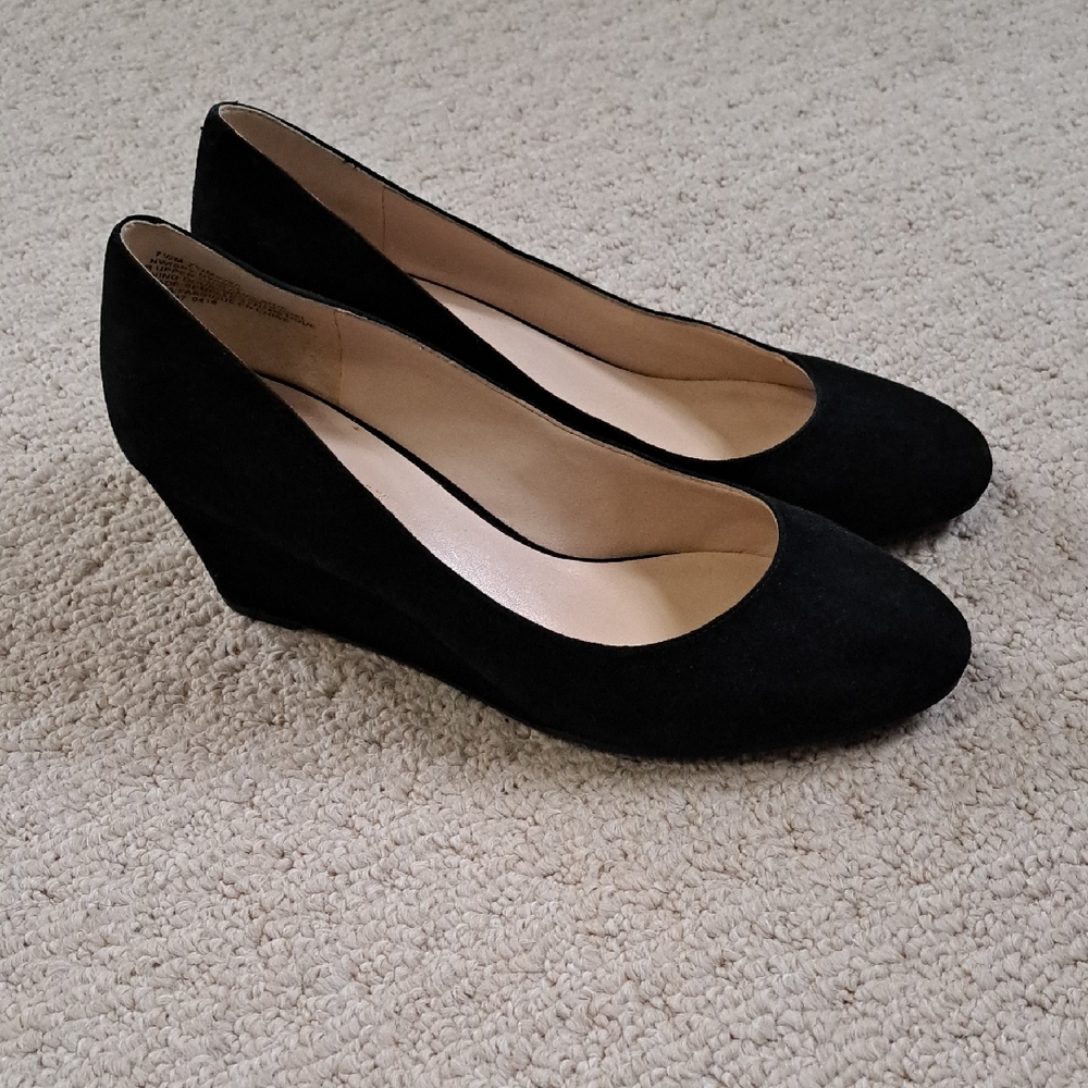 Nine West black wedges